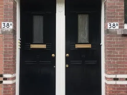 Vernieuwde buitenruimte en gevelafwerking bij een woningrenovatie.