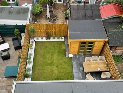 Vernieuwde buitenruimte en gevelafwerking bij een woningrenovatie.
