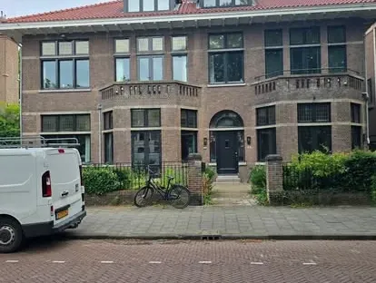 Vernieuwde buitenruimte en gevelafwerking bij een woningrenovatie.