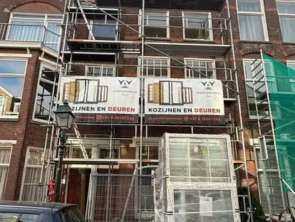 Vernieuwde buitenruimte en gevelafwerking bij een woningrenovatie.