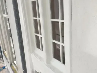 Vernieuwde buitenruimte en gevelafwerking bij een woningrenovatie.