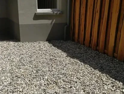 Vernieuwde buitenruimte en gevelafwerking bij een woningrenovatie.
