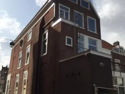 Vernieuwde buitenruimte en gevelafwerking bij een woningrenovatie.