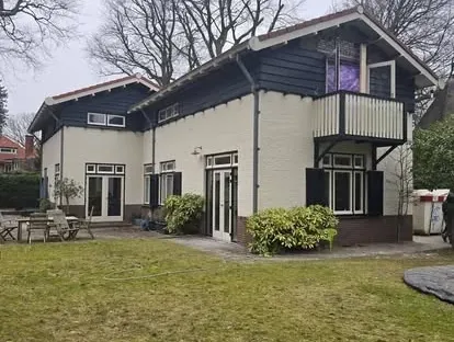 Vernieuwde buitenruimte en gevelafwerking bij een woningrenovatie.