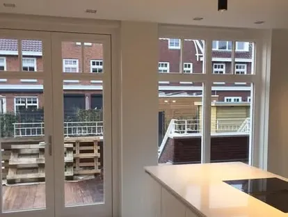 Kozijnen, gevel en buitenwerk na werkzaamheden van KOZ BOUW BV.