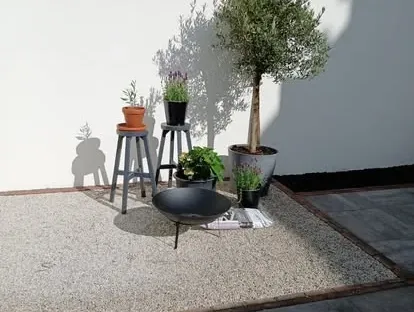 Vernieuwde buitenruimte en gevelafwerking bij een woningrenovatie.