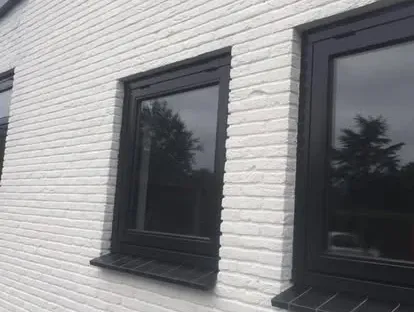Vernieuwde buitenruimte en gevelafwerking bij een woningrenovatie.