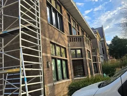 Dakkapel en dakconstructie tijdens een renovatieproject.