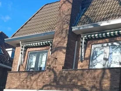 Vernieuwd dak met zorgvuldig afgewerkte aansluitingen en kozijnen.