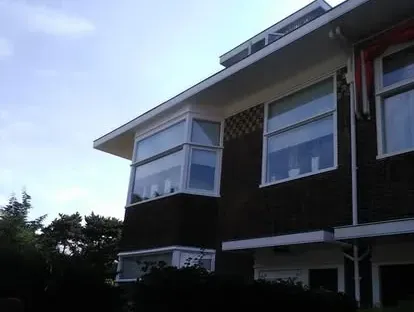 Dakkapel en dakconstructie tijdens een renovatieproject.