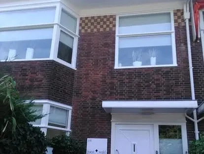 Vernieuwd dak met zorgvuldig afgewerkte aansluitingen en kozijnen.