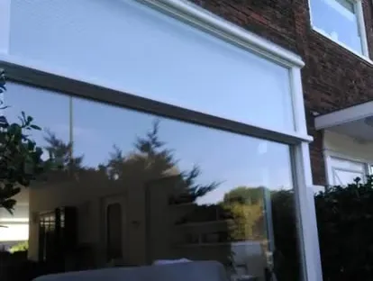 Dakkapel en dakconstructie tijdens een renovatieproject.