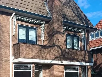 Dakkapel en dakconstructie tijdens een renovatieproject.