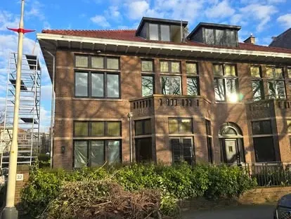 Vernieuwd dak met zorgvuldig afgewerkte aansluitingen en kozijnen.