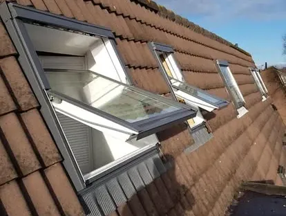 Dakkapel en dakconstructie tijdens een renovatieproject.