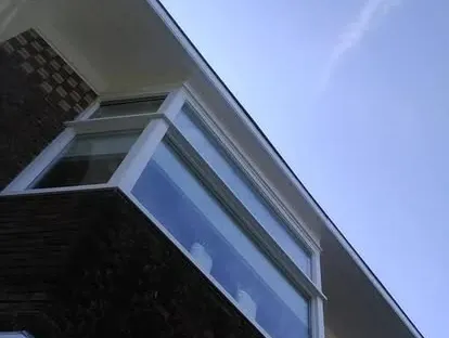 Vernieuwd dak met zorgvuldig afgewerkte aansluitingen en kozijnen.