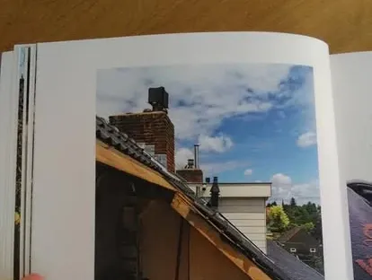 Vernieuwd dak met zorgvuldig afgewerkte aansluitingen en kozijnen.