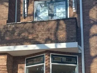 Dakkapel en dakconstructie tijdens een renovatieproject.