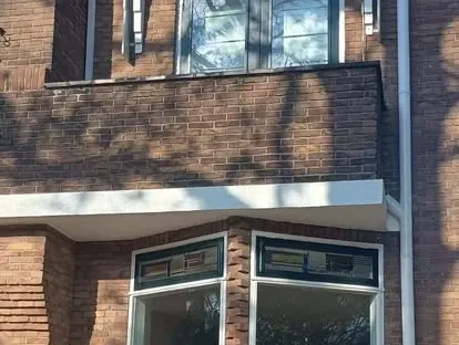 Vernieuwd dak met zorgvuldig afgewerkte aansluitingen en kozijnen.