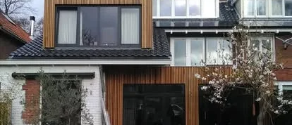 Vernieuwd dak met zorgvuldig afgewerkte aansluitingen en kozijnen.
