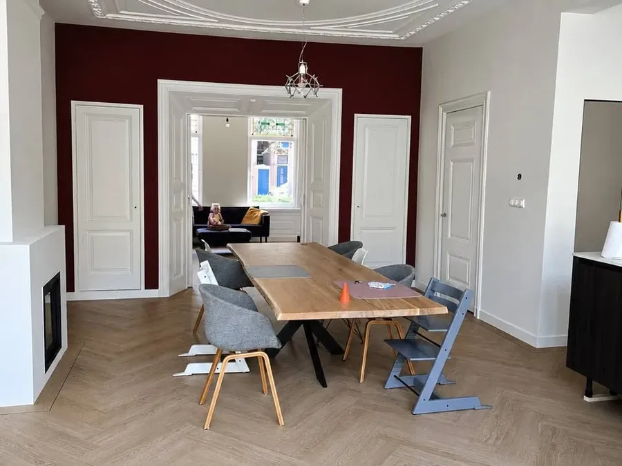 Moderne keuken met zorgvuldig uitgevoerde installaties en afwerking.