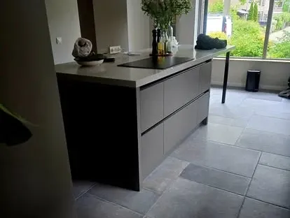 Gerenoveerde keuken met maatwerk afwerking door KOZ BOUW BV.