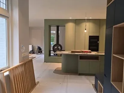 Moderne keuken met zorgvuldig uitgevoerde installaties en afwerking.