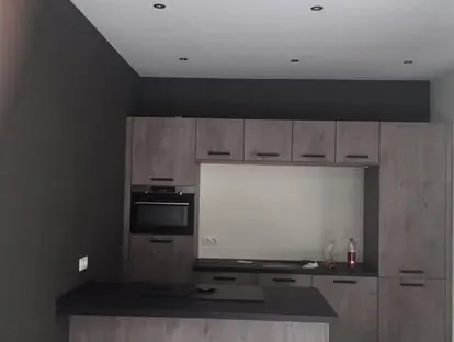 Moderne keuken met zorgvuldig uitgevoerde installaties en afwerking.