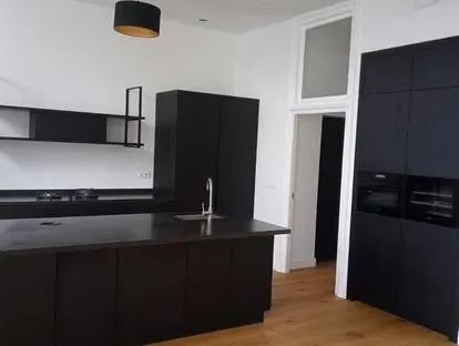 Moderne keuken met zorgvuldig uitgevoerde installaties en afwerking.