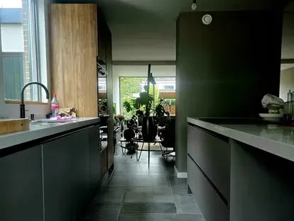 Moderne keuken met zorgvuldig uitgevoerde installaties en afwerking.