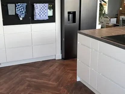 Gerenoveerde keuken met maatwerk afwerking door KOZ BOUW BV.