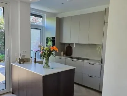 Moderne keuken met zorgvuldig uitgevoerde installaties en afwerking.