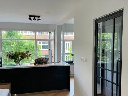 Moderne keuken met zorgvuldig uitgevoerde installaties en afwerking.