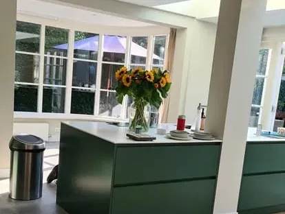Moderne keuken met zorgvuldig uitgevoerde installaties en afwerking.