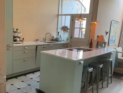 Moderne keuken met zorgvuldig uitgevoerde installaties en afwerking.
