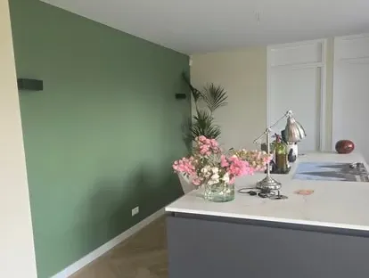 Moderne keuken met zorgvuldig uitgevoerde installaties en afwerking.