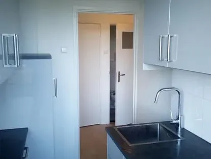 Moderne keuken met zorgvuldig uitgevoerde installaties en afwerking.