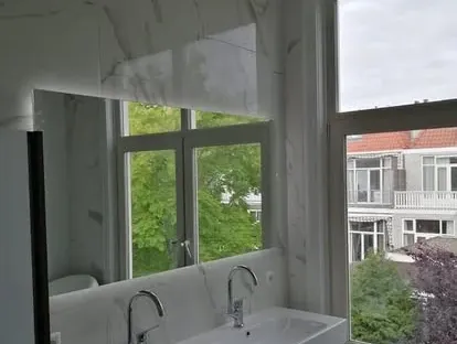 Moderne keuken met zorgvuldig uitgevoerde installaties en afwerking.