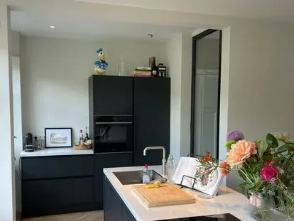 Nieuwe keuken als onderdeel van een complete woningrenovatie.