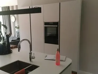Moderne keuken met zorgvuldig uitgevoerde installaties en afwerking.