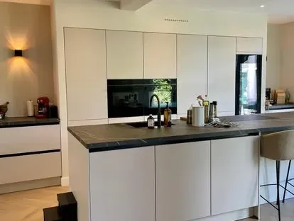 Nieuwe keuken als onderdeel van een complete woningrenovatie.