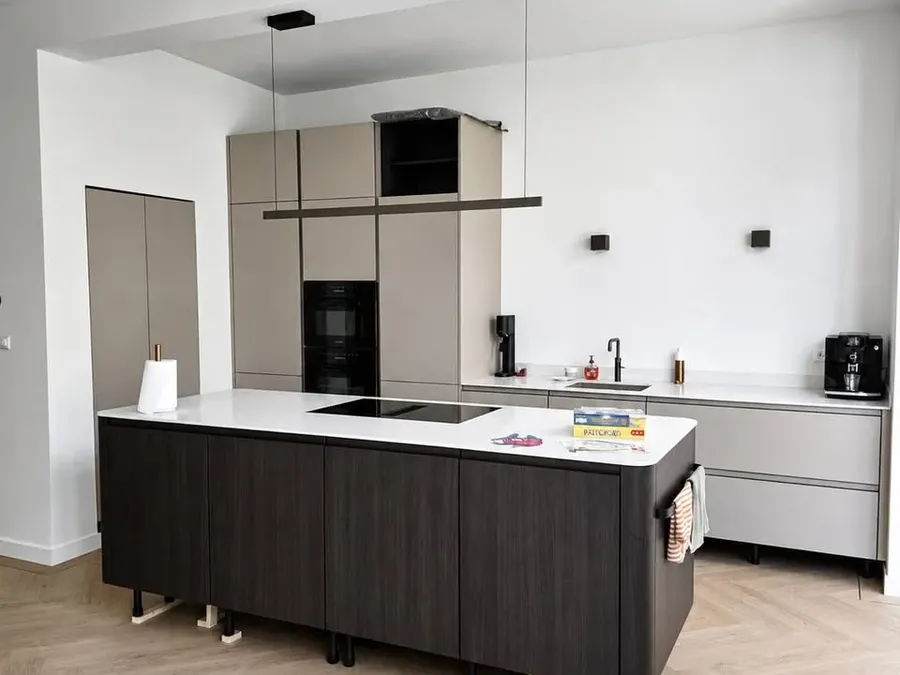 Gerenoveerde keuken met maatwerk afwerking door KOZ BOUW BV.