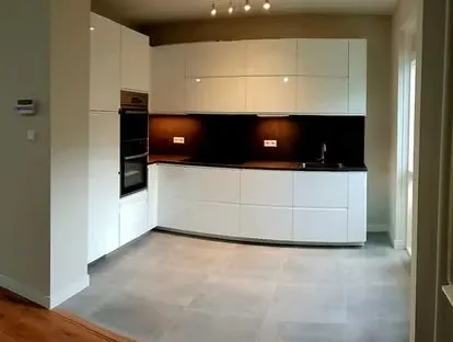 Nieuwe keuken als onderdeel van een complete woningrenovatie.