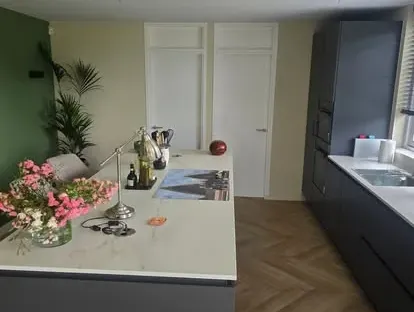 Gerenoveerde keuken met maatwerk afwerking door KOZ BOUW BV.