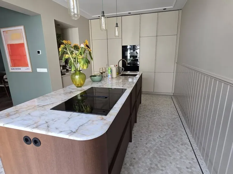 Moderne keuken met zorgvuldig uitgevoerde installaties en afwerking.