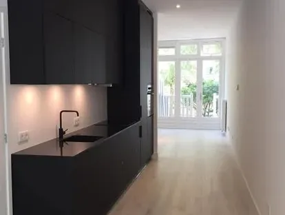 Moderne keuken met zorgvuldig uitgevoerde installaties en afwerking.