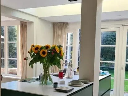Gerenoveerde keuken met maatwerk afwerking door KOZ BOUW BV.