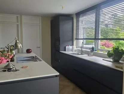 Nieuwe keuken als onderdeel van een complete woningrenovatie.