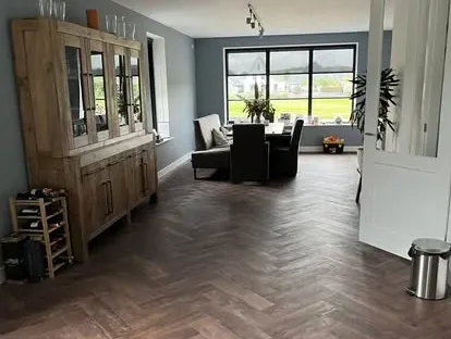 Moderne keuken met zorgvuldig uitgevoerde installaties en afwerking.