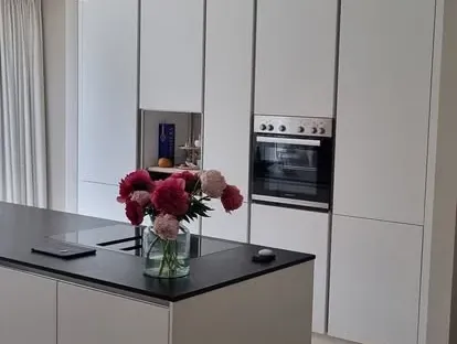 Moderne keuken met zorgvuldig uitgevoerde installaties en afwerking.